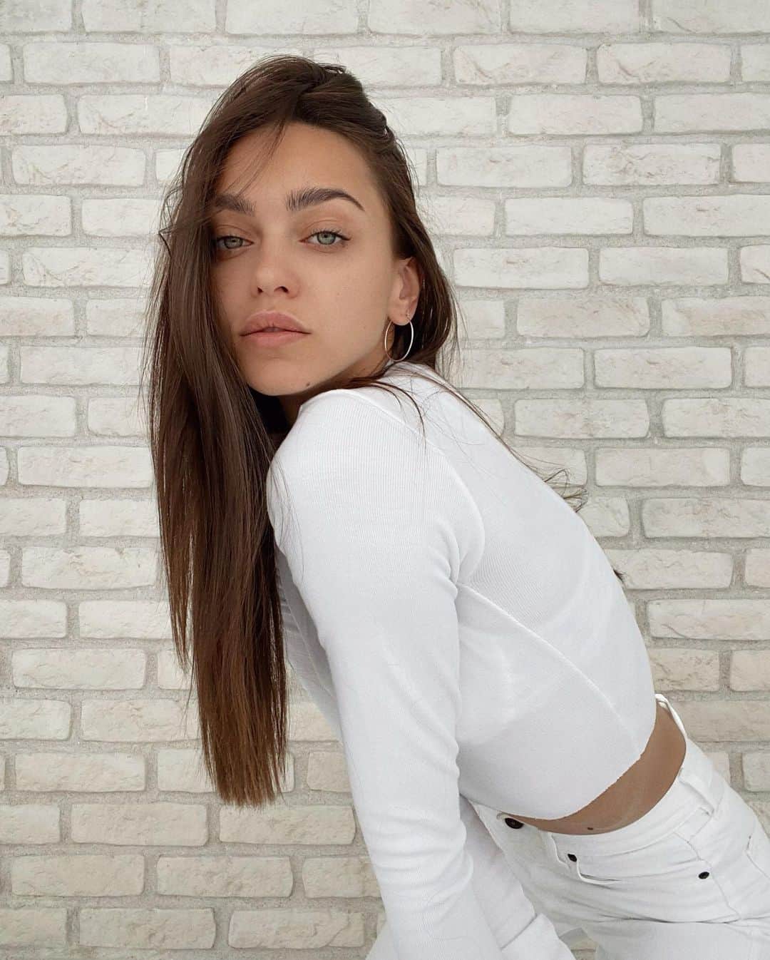 Zhenya Katavaのインスタグラム：「Фотосессия в домашних условиях 👼🏻」