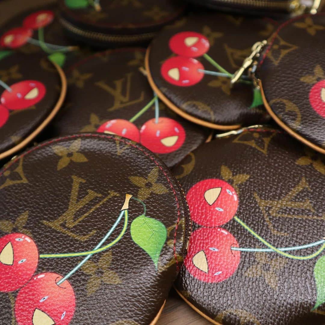Vintage Brand Boutique AMOREさんのインスタグラム写真 - (Vintage Brand Boutique AMOREInstagram)「Louis Vuitton × Takashi Murakami cherry coin cases.  AMORE meets LV x MURAKAMI  POPUP Store at AMORE Gentleman July 1st - 29th.  Free Shipping Worldwide✈️ ≫ ≫ ≫✉️ info@amorevintagetokyo.com  #AMOREmeetsLVxMURAKAMI #村上隆 #ヴィンテージ #ルイヴィトン  #ヴィンテージルイヴィトン #ヴィンテージブランドブティック #アモーレ #アモーレトーキョー #表参道 #青山 #東京 #louisvuitton #takashimurakami #murakamitakashi #vintage #vintagelouisvuitton #louisvuittonvintage #amoretokyo  #amorevintage #vintageshop #amoregentlman #アモーレジェントルマン #popupstore」7月26日 17時37分 - amore_tokyo