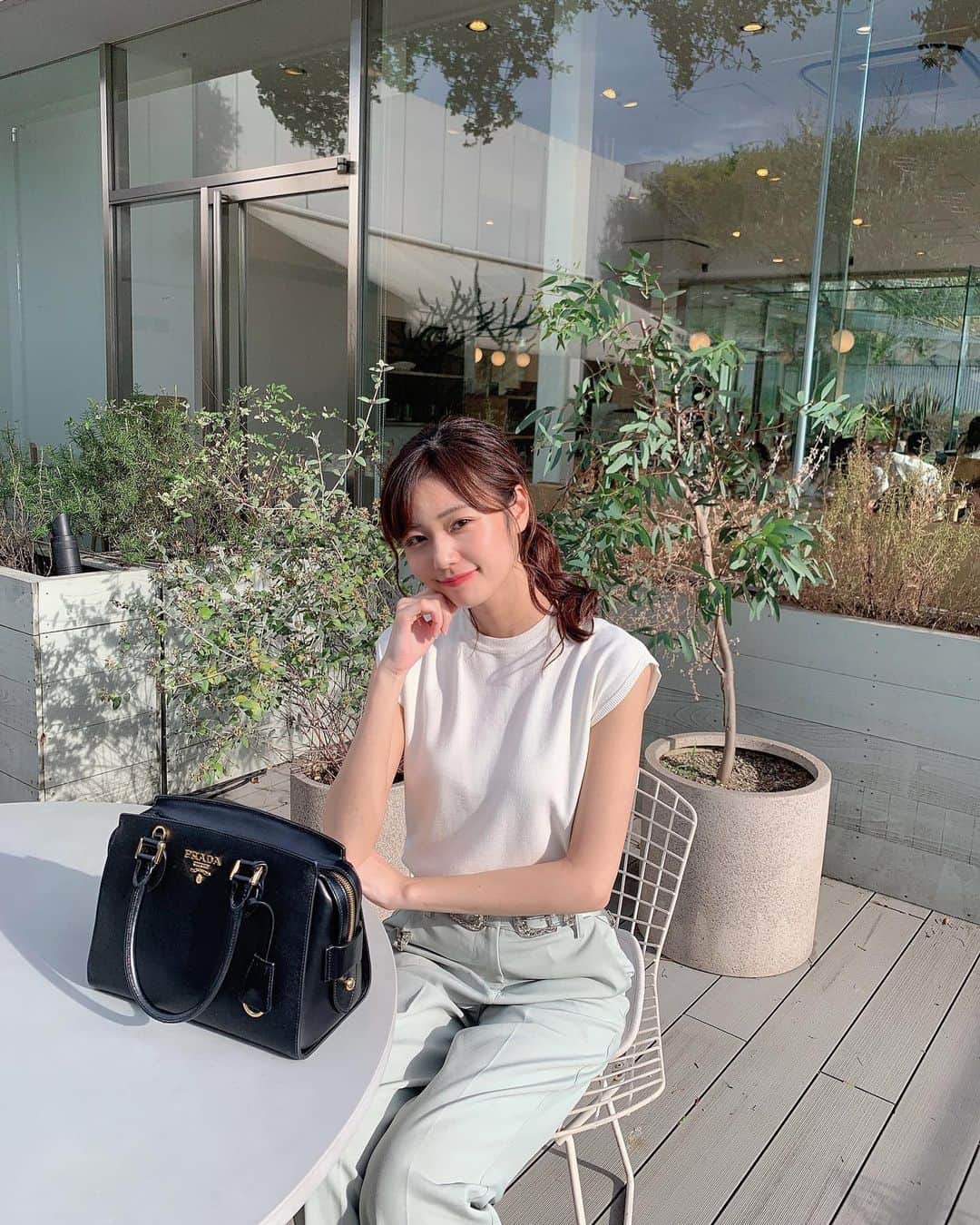 杉浦みずきのインスタグラム：「. 普段は楽なパンツスタイルが多め👖 雨が続きますね😢 OA終わりにカフェに行くのが最近のハマり ・ ・ ズボンは @whoswhogallery__  #bills #cafe  #パンツ #スラックスパンツ #パンツスタイル #ミントグリーン #グリーンコーデ #ポニーテール」