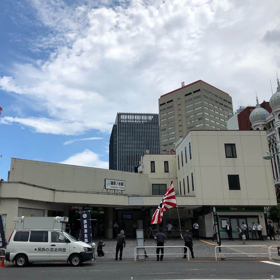 丸山ゴンザレスのインスタグラム：「裏社会ジャーニーで右翼取材でした。活動家のプライベートも聞くことができたり、非常に興味深いものでした。私も公開が楽しみです。」