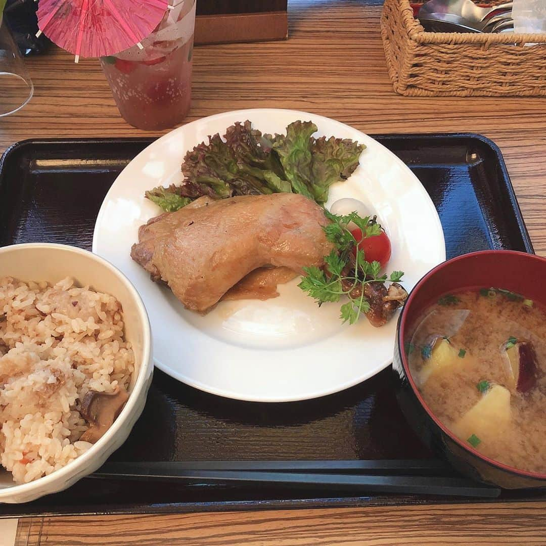 Yuhさんのインスタグラム写真 - (YuhInstagram)「ufotable cafeで炭治郎のお祝いしてきましたやっと。無一郎がすぐ隣でずっと俺の事を見守っていました。近過ぎて気まずかったです。食べ過ぎてお腹いっぱい!!コロナの影響で1人しか応募出来ないから1人で行ったんだけど…まぁ…1人は…って感じでした(笑) あとグッズが全然売ってなくて悲しかった。七夕とか梅雨のクリアファイルとか誕生日のランチョンマットケース欲しかったのに。。。また次回持ち越しって思ったけど入荷ないかもしれないし。それにしても梅雨の禰豆子はやっぱり可愛いな！ #ufotablecafe #鬼滅の刃　#伊黒小芭内  #竈門炭治郎  #嘴平伊之助　#時透無一郎　#竈門禰豆子　#炭治郎バースデー　#悲鳴嶼行冥」7月26日 17時31分 - yuh_guitarist