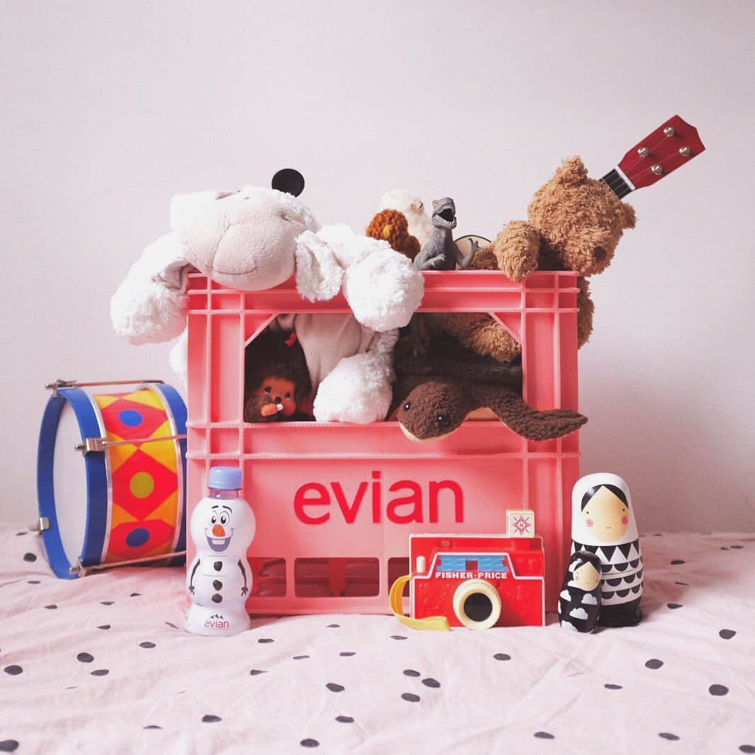 evianさんのインスタグラム写真 - (evianInstagram)「[GIVEAWAY WINNERS HAVE BEEN CONTACTED] Today is the day! A day to thank our parents for everything they’ve taught us, everything they’ve given us and their unlimited support during all the highs and all the lows... no matter how messy things got. 💗 To all the parents out there, you rock! ⠀ ⠀ This Parents’ Day, we’re giving away five of our iconic pink #eviancrates! To enter, tell us about a trait that you got straight from your parents in the comments before 11:59pm CET on July 30th. ⬇️⠀ ⠀ Winners will be contacted via DM on August 1st at 5pm CET.⠀ ⠀ And of course, don’t forget to stay hydrated! 💦⠀ ⠀ #evian #positivedrops #parentsday #giveaway」7月26日 17時32分 - evianwater