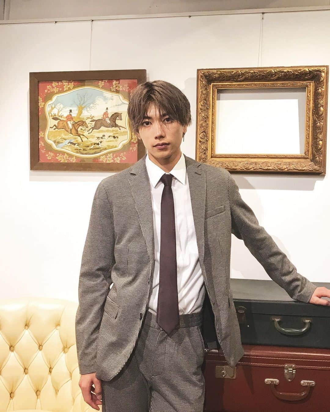 のインスタグラム：「一昨日１つ作品が終わりまして、今は『ウェールズの赤竜』の台本に向き合ってます！稽古始まるまでに覚えなければ🔥 . そしてインスタの鬼、1万人ついにいきましたね！！フォローしてくださってる方、ありがとうございます🙇‍♂️ これからは小鬼くらいになりますが、引き続き更新していきますのでよろしくお願いします☺️」