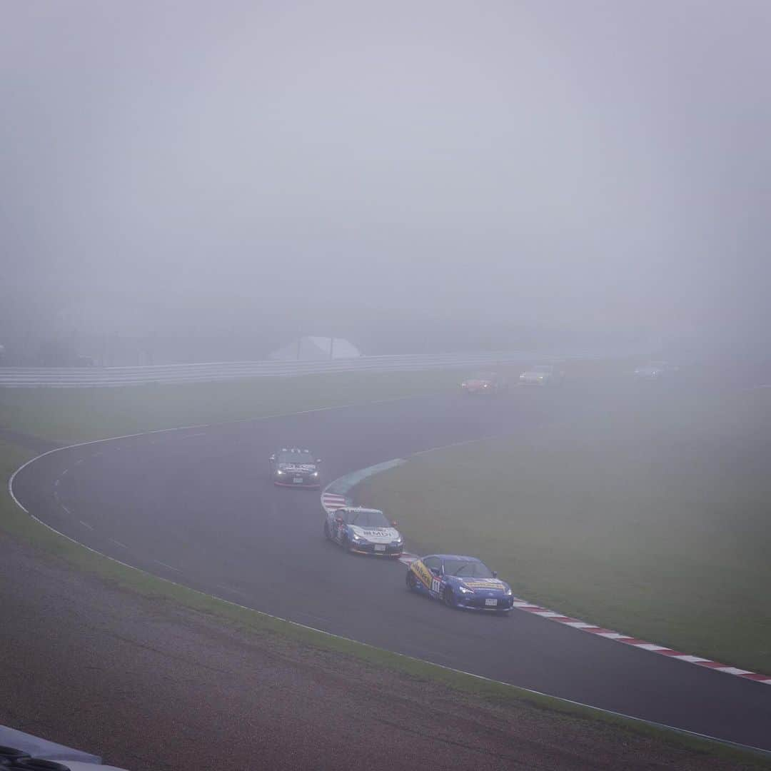 脇阪寿一さんのインスタグラム写真 - (脇阪寿一Instagram)「『三橋仁明写真館』  GR 86/BRZ Race Rd1 Race 2 12th 霧のレース  #gr86brzrace #assomotorsports #toyota #86 #owltech #owltech86 #三橋仁明 #カメラマン」7月26日 17時36分 - juichiwakisaka