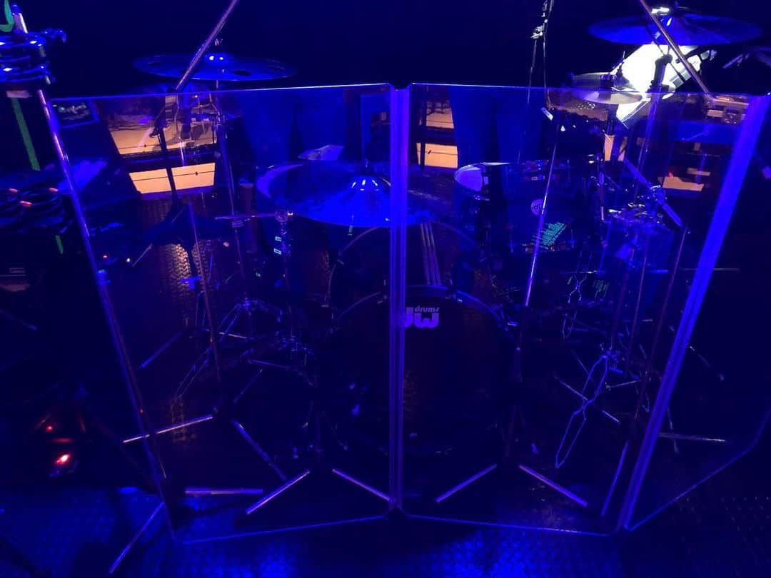 宮上元克のインスタグラム：「今日は配信ライブ アクリル板に囲まれております #AKi #dw #paiste」