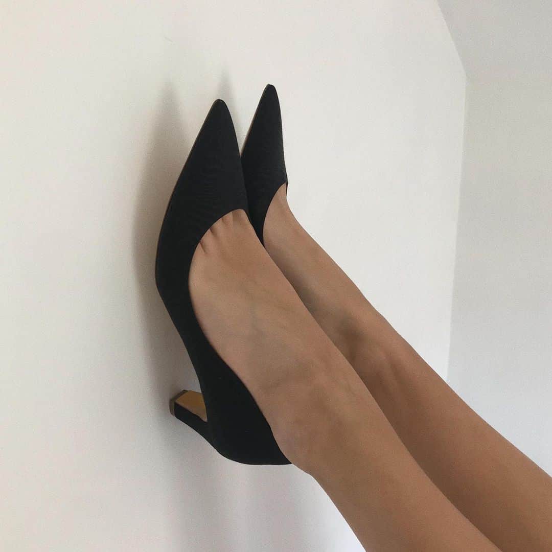 ルパートサンダーソンのインスタグラム：「Arriving soon I Amara in Black Moire I #NewSeason #MidHeel #PerfectPumps #Moire #RupertSanderson」