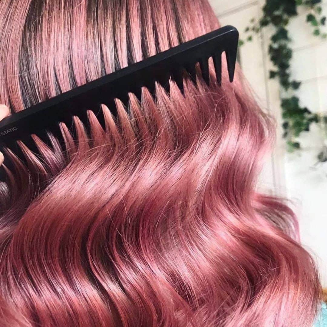 ghd hairさんのインスタグラム写真 - (ghd hairInstagram)「#TheCombOut: A seamless finish for wonderous waves ✨💗  FREE detangling comb when you purchase a curve tool or core platinum+...offer ends TODAY 👀  Use code: CURLS   Hit the link in bio to shop the offer 👆  @wildflower.dublin   #ghd #ghdhairpro #hairgoals #hairinspo #pinkhair #brushout #pinkwaves」7月26日 17時41分 - ghdhair