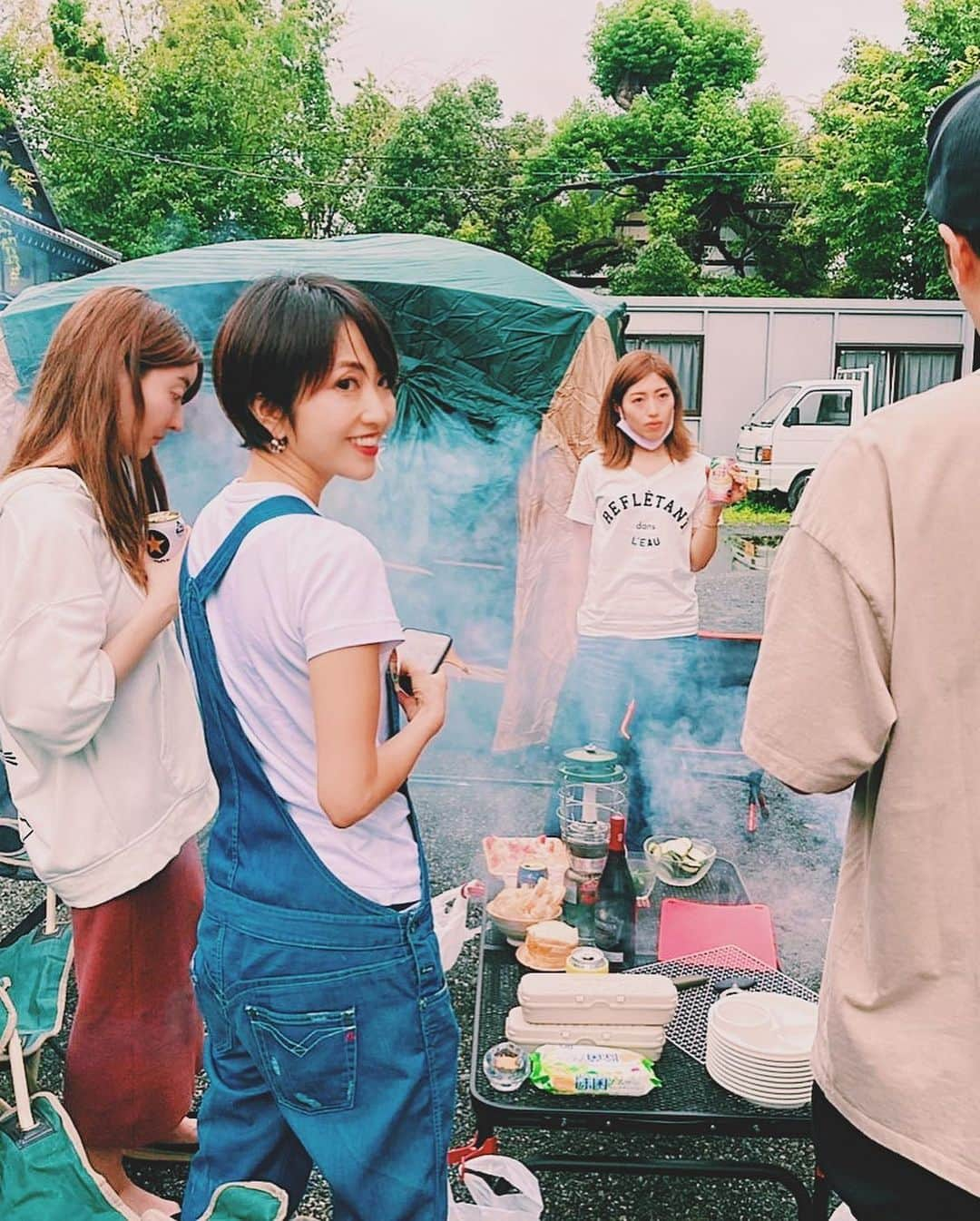 渡辺由布子さんのインスタグラム写真 - (渡辺由布子Instagram)「⛺️🌳🍖🥘🥩🧅🍉🍷🍺🍾🥂 ・ Camp Weekend!  7月の連休はお天気に振り回されながらも、 山梨で寺campを企画。  キャンプマスターの教えのもと、キャンプ飯を仕込んだり、テントを張ったり、何より自然に身を置きながら仲間と過ごす時間は格別だね。  今回はナパバレー産の赤ワイン @beringervyds と、飲めない人向けにノンアルコールシードル @vegetare.official を持参。ドリンク選びもBBQを盛り上げるtipsのひとつ。  👕 @uniqlo  👖 @replayjapan  👡 @tevajapan   #寺キャンプ  #旅キャンプ  #オーバーオール #ユニT #クルーネックT  #ユニクロTシャツ部  #キャンプコーデ  #キャンプ #キャンパー #キャンプ飯 #camp #camping  #glamping  #camplife  #BBQ #wine #weekend #weekendgetaway  #uniqlo #uniqloginza2020ss  #pr」7月26日 17時41分 - watanabe_yuko