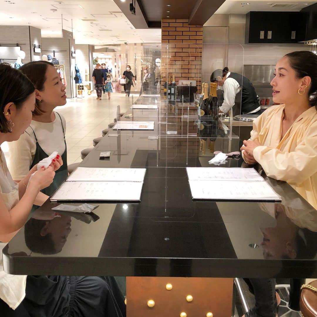 亀恭子のインスタグラム：「@isetan_shinjuku  本館2Fにて。  顧客の方へ、 パーソナルスタイリングをさせて頂きました。  雨の連休の中、 さすがの新宿伊勢丹。 店内はお買い物を楽しむ人達で楽しいムードに包まれてました。  午前と午後の部に分けて2グループ、 まずはティースタンドで30分ほどコミュニケーションタイム。 ご本人の趣味やライフスタイルなどなど伺って、 その後1時間半のショッピングタイム。  伊勢丹の豊富な品揃えに、私も一緒に興奮しつつw その人その人のパーソナルな部分を見つつ。 コーディネートしながらお買い物。  実に、楽しい時間でした。 色々お話ししながらお店で直接見て選んでお買い物する この高揚感❤︎ いいですねやっぱり。 参加して頂いたお客様、ありがとうございました。  素敵な機会を作って頂いて、 伊勢丹様に感謝です。  これから先、 また徐々に楽しい企画を考案中のようですので、 お楽しみに❤︎  #isetan #isetanshinjuku #本館2f #fashion #personal #personalstyling #fun #happy」