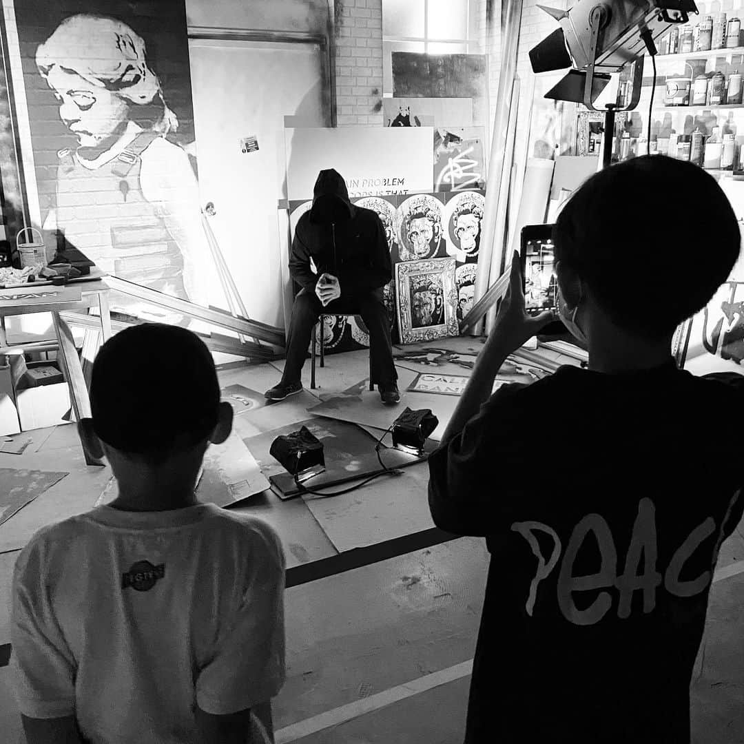 DJ DARUMAのインスタグラム：「早朝にｻｻｻｯと''バンクシー展''へ 昨日''イグジット・スルー・ザ・ギフトショップ''を 観せたのもあり子供達も結構興味ありげ」