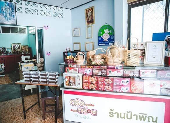 タイ国政府観光庁さんのインスタグラム写真 - (タイ国政府観光庁Instagram)「・﻿ ＼🍽️トランで行きたいレストラン🍽️／﻿ ﻿ 今回はトラン名物のお菓子「カノムジープ」が自慢のお店「パーピン・ラムプーラー」をご紹介😘﻿ ﻿ カノムジープとは、サクサクに揚げた生地の中に甘～いカスタードの餡を入れた、トラン定番のスイーツ😋💕餡にはさまざまな種類があり、ボリュームたっぷりで軽食にも👌﻿ ﻿ さらにこちらのお店では、カノムジープ作りを体験することもできちゃいます😳✨トランのお土産リストに加えてみてはいかが💁📝﻿ ﻿ #タイ #トラン #タイスイーツ #カノムジープ #タイ料理 #タイ料理大好き #エスニック料理 #食べるの大好き #食べるの好きな人と繋がりたい #アジア料理 #こんなタイ知らなかった #もっと知りタイ #タイを知りつくす #タイ旅行  #旅好きな人と繋がりたい #旅行好きな人と繋がりたい #thailand #trang #thaifood #thaifoodstagram #thaifoodie  #amazingthailand #thailandtravel #thailandtrip #thai #thaistagram #lovethailand」7月26日 17時54分 - amazingthailandjp
