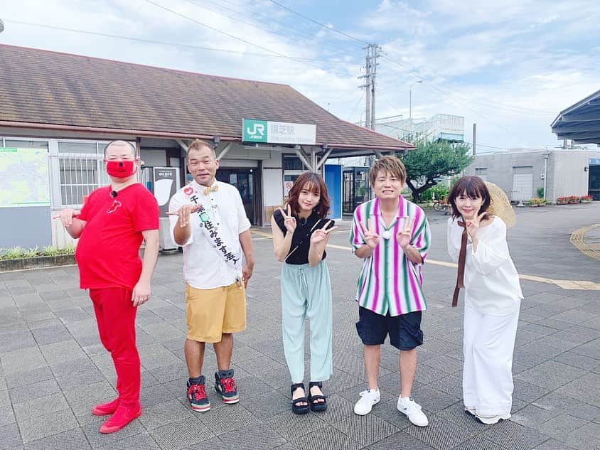 三田寺円のインスタグラム：「久しぶりの #房総ご当地キャラバン ロケで横芝光町へ💐☺️ お天気にも恵まれて、 とってもいい1日でした🥰 . 少しずつ距離をとったり フェイスシールド着用したり 感染対策ばっちり😉💓 . #ロケ #久しぶり #晴天  #横芝光町 #いい町でした  #感染対策 #ばっちり 😚 #もぐもぐピーナッツ 🥜」