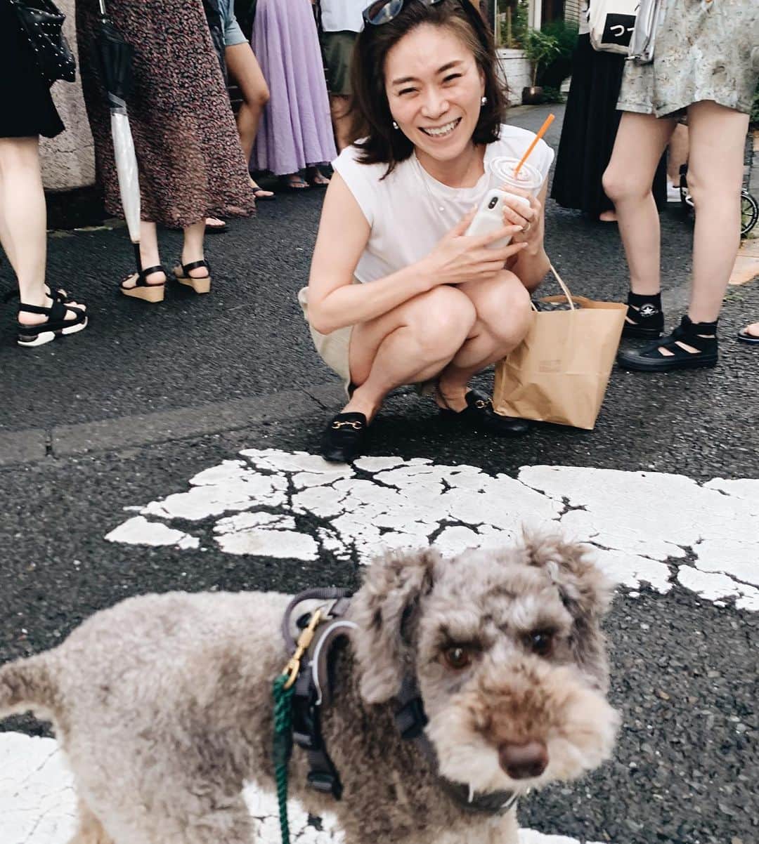 早坂香須子さんのインスタグラム写真 - (早坂香須子Instagram)「虹を🌈見た後に寄った PRETTY THINGS   今日が改装前の最後の営業ということで、予想通りのすごい人だかりの中に会いたかった顔がたくさん！  はじめましての大日方久美子さんにもお会いしました♡  犬の保護活動をされている久美子さんはわたしにとって女神さま！  ダンちゃんったら、久美さん会えてキリッとしてたよ😂  くみさん、ありがとうございました♡ @kumi511976 #prettythings」7月26日 18時04分 - kazukovalentine