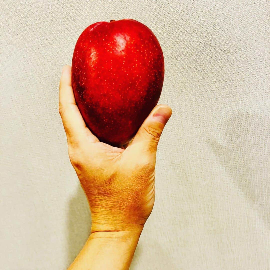 岡村隆史のインスタグラム：「マンゴー🥭  マンゴーは、約8割が水分で、 なんたら、かんたら…  です」