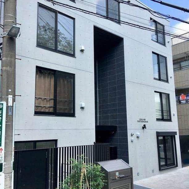 グッドルームさんのインスタグラム写真 - (グッドルームInstagram)「▼サクラは僕のカレンダー  開花するごとに、指を折る。 草木の移ろいをカレンダーにして、 暮らしてみるのはいかがでしょう？  -------------------⁠ ⁠ 東京 #都立大学 1LDK 40.12㎡  緑道沿いのコンクリートマンション。 その4階に今回ご紹介するお部屋があります。  玄関を開けると、右手に見えるのがLDK。 約12帖の広々としたリビングには、 大きな窓が3つ備えられており、開放的な印象。  この広さがあれば、 レイアウトの自由度はかなり高め。  ソファーにローテーブルを置いて、 上部の空間に遊びを持たせたレイアウト。  ダイニングセットをドン、と置いて、 贅沢に空間を使ったレイアウトでも◎  玄関をまたいで、寝室へ。  こちらは約6帖と、ダブルベッド位なら しっかり入りそうな大きさです。  お部屋のすぐ近くには〈呑川本流緑道〉 春には桜が咲き乱れるみたいです。 一般的なソメイヨシノだけでなく、 固まって花を咲かせる〈八重桜〉や 黄緑色の花を咲かせる〈鬱金〉という桜も..。 ⁠ ・⁠ こちらの物件は実際に住めるお部屋です。詳細はストーリー、ハイライトにて！⁠ ・⁠ こだわりのお部屋探しは、@goodroom_jp から URLをチェック！⁣⁣⁣⁣⁣⁣⁣⁣⁣⠀⁣⠀⁠ ・⠀⁠ ※最新のお家賃につきましては、リンク先物件ページからご確認ください。⁠ ⁠・⁠ #goodroom #interiordesign #decoration #myhome #homedesign #interiordecor #urbanlife #apartment #tokyo⁠ #東京 #生活 #シンプルな暮らし #シンプルライフ #日々の暮らし #引っ越し #暮らしを整える #二人暮らし  #物件探し #お部屋探し #お洒落な暮らし #理想の空間 #空間デザイン #間取り図 #賃貸⁠ #丁寧な暮らし #白い部屋  #新築 #新婚生活  #東横線」7月26日 18時00分 - goodroom_jp