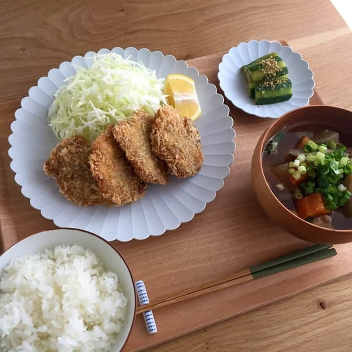 フリーデザインさんのインスタグラム写真 - (フリーデザインInstagram)「. 暑くて食欲が出ない時でも、レモンを絞ったり薬味をたっぷり使ったりしてしっかり食べて夏を乗り切りたいですね。  . 家庭のごはんを上品に引き立ててくれるのが「1616/arita japan」の「パレスプレート」。メインのヒレカツはたっぷりの千切りキャベツと盛り付けても余裕の「220」へ。きゅうりのにんにく醤油漬けは副菜やお漬物に使いやすい「110」に。気取らないメニューでどんどん使っていただきたい器です。 . . ▼詳細はプロフィールのリンクからご覧いただけます。 → @freedesign_jp . 【取扱店舗】 #フリーデザインオンラインショップ #フリーデザイン吉祥寺店 . #パレスプレート #1616aritajapan #madeinjapan #銘木椀 #色箸 #東屋 #箸置 #ヒレカツ定食 #おうち定食 #生活雑貨 #暮らしを楽しむ #暮らしの道具 #シンプルな暮らし #シンプルライフ #丁寧な暮らし #フリーデザイン #freedesign #雑貨店 #雑貨屋 #インテリアショップ #吉祥寺 #kichijoji」7月26日 18時00分 - freedesign_jp