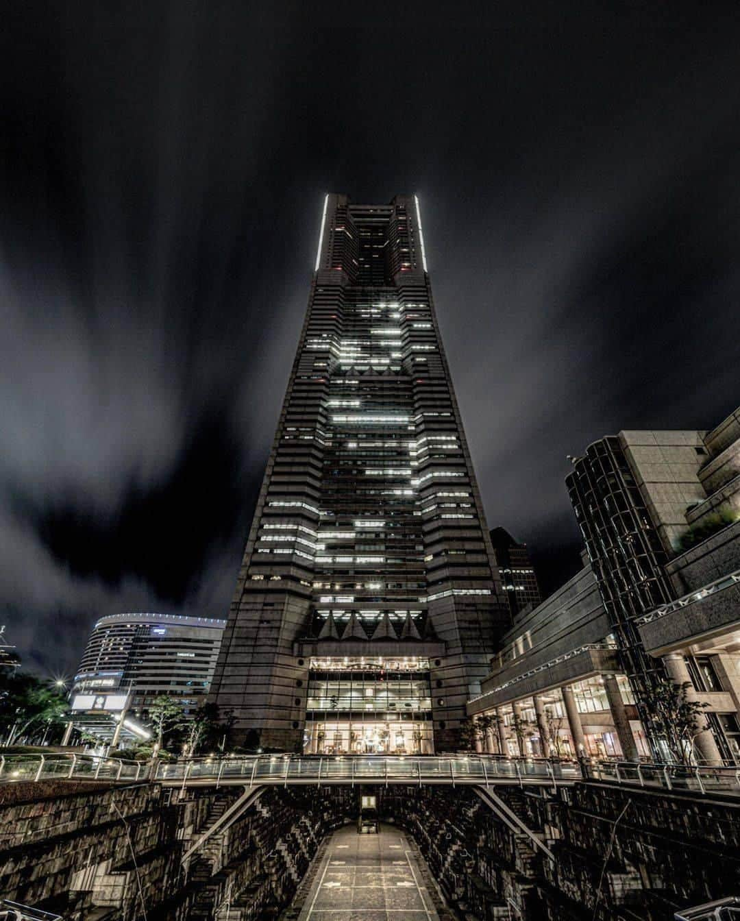 横浜市さんのインスタグラム写真 - (横浜市Instagram)「The Yokohama Landmark Tower is Japan's second tallest building and fourth tallest structure.﻿ Photo: @ryuuu__photograph﻿ #myyokohama ﻿ ﻿ #yokohama #darlingescapes #beautifuldestinations #artofvisuals #somewheremagazine #discoverglobe #travelawesome #passionpassport #lovejapan #explorejapan #japanlife #japanfocus #japan_vacations #japanrevealed #よこはま #ヨコハマ #横浜」7月26日 18時00分 - findyouryokohama_japan