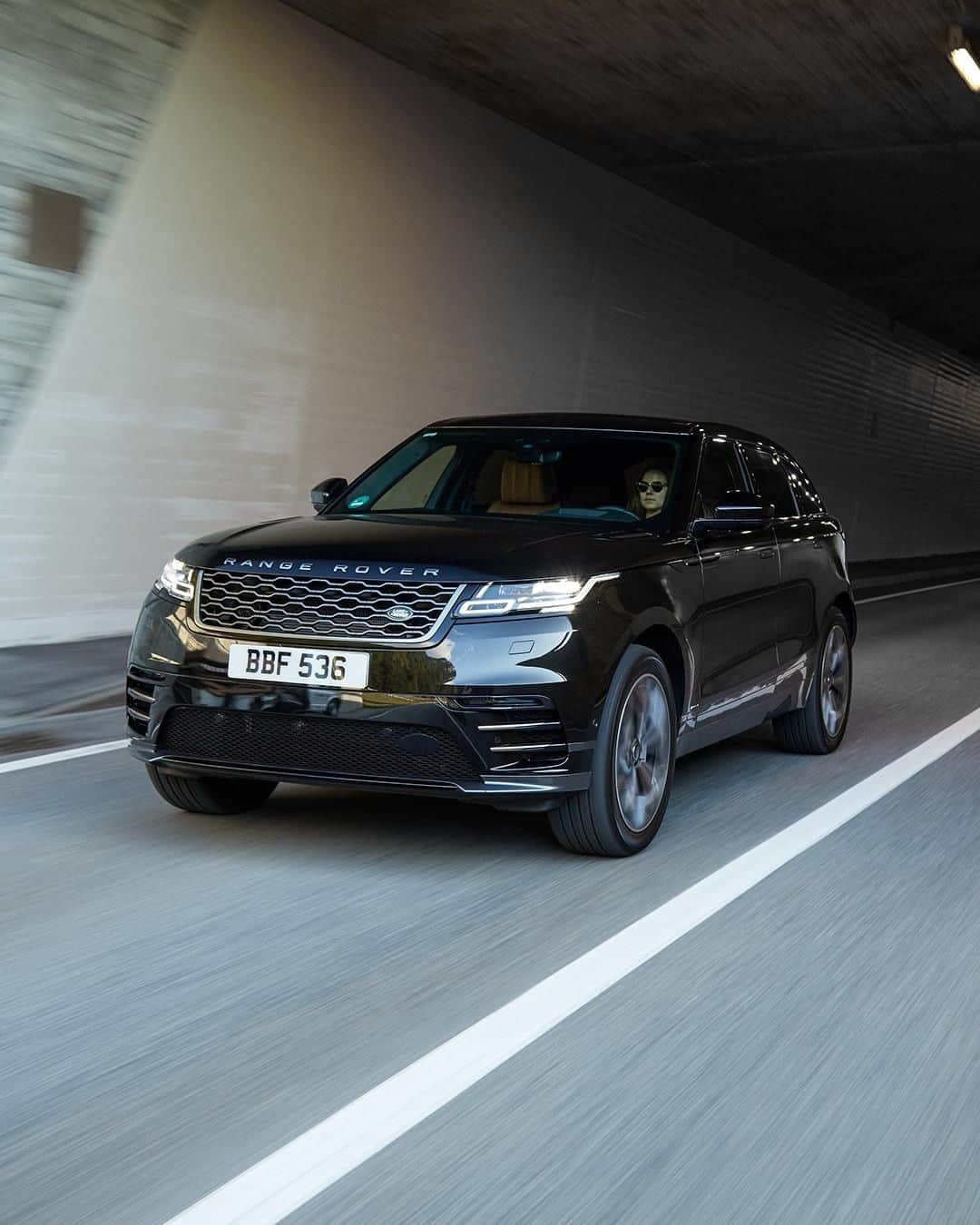 Land Roverさんのインスタグラム写真 - (Land RoverInstagram)「Agile and responsive, #RangeRover #Velar's optimised handling makes every journey as effortless as it is beautiful.   #4x4 #CarsofInstagram #Instacar #Design #AutomotiveDesign #Luxury #CarsofInstagram #Instacar」7月26日 18時00分 - landrover