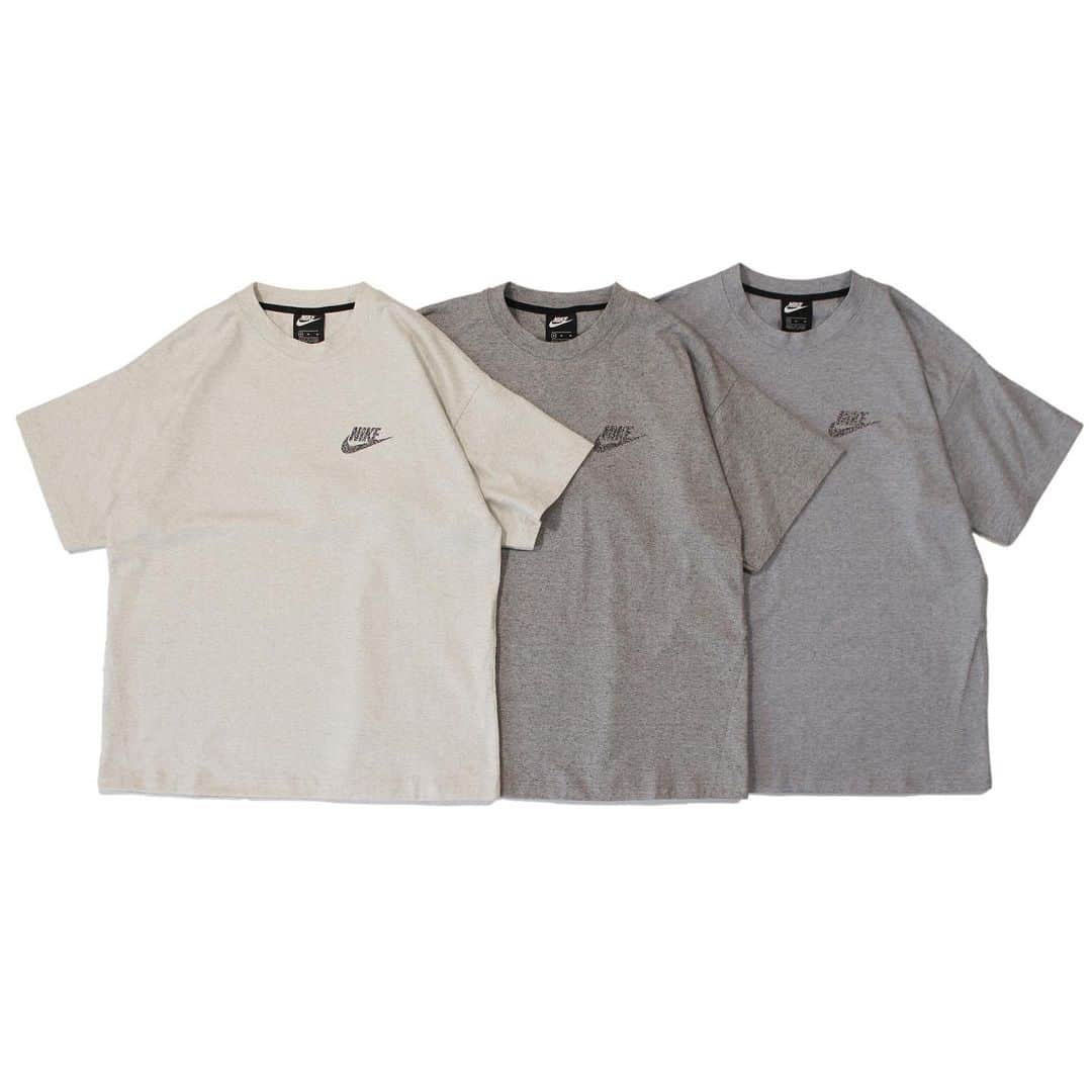 A+Sさんのインスタグラム写真 - (A+SInstagram)「2020 .7 .30(thu) in store  ■NIKE JERSEY ESSENTIAL ZERO S/S TOP COLOR : WHITE ,GRAY ,OBSIDIAN  SIZE : S-XXL PRICE : ¥4,500 (+TAX)  " NIKE MOVE TO ZERO " は廃棄物を減らすデザインやリサイクルコットンを採用したサスティナブル なコレクション です。  ファブリックは、様々な商品の製造過程で出る、不要となった糸や生地を細かく砕き 再生させた リサイクルコットン を使用しています 。原材料のカラーをそのまま活かし、モザイク調のカラーリングも独特な雰囲気を演出。　肌触り良く柔らかい風合いに古着の様にしっかりとした襟元など、クラシカルな雰囲気。ナイキ社が独自に築き上げてきたイノベーションが詰まったハイテクウェアです  "NIKE MOVE TO ZERO" is a sustainable collection with a design that reduces waste and recycled cotton. For the fabric, we use recycled cotton that is finely crushed and recycled from unnecessary threads and fabrics that are produced in the process of manufacturing various products. Utilizing the colors of the raw materials as they are, the mosaic-like coloring creates a unique atmosphere.　Classical atmosphere such as soft and soft texture and solid neck like old clothes. High-tech wear packed with innovations that Nike has built independently.  #NIKE #NIKEMOVETOZERO #MOVETOZERO #SUSTAINABLE #SUSTAINABILITY」7月26日 18時01分 - a_and_s_official