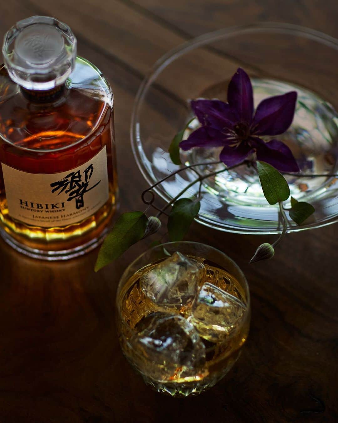 響 | SUNTORY WHISKY HIBIKIさんのインスタグラム写真 - (響 | SUNTORY WHISKY HIBIKIInstagram)「. HIBIKI TIME　～二十四節気・大暑～  飲み進めるたびに変化する「響 JAPANESE HARMONY」の香味を堪能する。 Savor the flavor of HIBIKI JAPANESE HARMONY, which gently changes while you drink.  #hibiki #響 #二十四節気 #24seasons #大暑 #taisho #夏 #盛夏 #summer #glass #グラス #baccarat #バカラ #ウイスキーフロート #whiskyfloat #テッセン #クレマチス #clematis #flower #深紫 #deeppurple」7月26日 18時01分 - suntorywhisky_hibiki