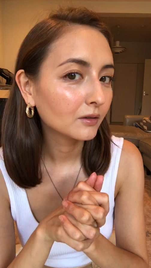 のインスタグラム：「ビーチに行くときのナチュラル夏メイクを紹介。スッピンの状態から艶のある肌作り、アイメイク、メイキャップルーティンを細かく教えてます♡」