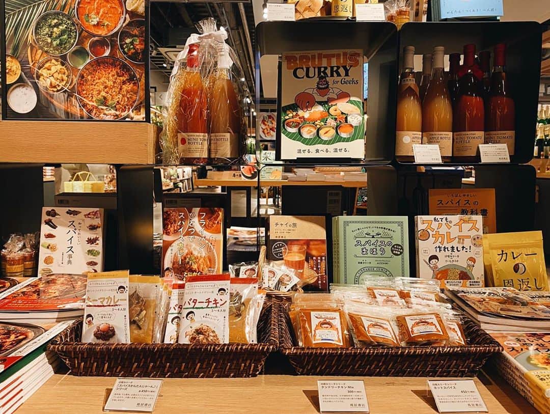 柏の葉 T-SITEさんのインスタグラム写真 - (柏の葉 T-SITEInstagram)「【フェア】『スパイスカレーフェア』﻿ ﻿ ＜ジャンル＞食・暮らし﻿ ＜期間＞07月10日(金)〜08月31日(月)﻿ ＜場所＞1F  食・暮らしエリア﻿ ﻿ ﻿ 毎日蒸し暑い日が続いていますね。﻿ そんな日に食べたくなるのが﻿ ピリッとスパイスの効いたカレー！！﻿ ﻿ 例年より長い梅雨が続き、よりおうちで過ごす時間が増えた今日このごろ。﻿ 知れば知るほど奥が深いスパイスカレーの世界を﻿ この機会に探究してみませんか？﻿ ﻿ 書籍はもちろん、スパイスのキットも取り揃えております。﻿ レシピ集でレパートリーを増やしつつ、﻿ いつもと違う調味料で、本格的な #スパイスカレー に 挑戦してみてはいかがでしょう？﻿ ﻿ ーーーーーーーーーーーーーーーーーーーーーーー﻿ 書籍紹介　﻿ 『印度カリー子のスパイスカレー教室』誠文堂新光社﻿ 著:印度カリー子 @indocurryko﻿ スパイスの魅力を最大限に引き出すテクニックや、﻿ 北・南インド、スリランカの本格的なカレーが﻿ この1冊で楽しめるレシピ集です。　﻿ ﻿ ﻿ 商品紹介①﻿ 『印度カリー子のスパイスキット』﻿ 今話題のスパイス料理研究家・印度カリー子さんの、﻿ 初心者でも美味しく簡単にスパイスカレーが作れるキットです。﻿ ﻿ 商品紹介②﻿ 『カレーの恩返し』﻿ おうちのカレーをワンランク上にする、華やかな香りのスパイス。仕上げにひっそり入れてみてはいかがでしょう。﻿ ﻿ #柏の葉tsite #柏の葉蔦屋書店 #tsite #蔦屋書店﻿ #スパイス #インドカリー子 #印度カリー子 ﻿ #スパイスカリー」7月26日 18時16分 - kashiwanohatsite