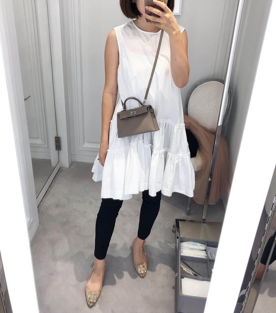 髙田麻紀子のインスタグラム：「❤︎ . ストーリーにアップして沢山問い合わせのDMがあった こちらのワンピースは　@ivykirkcollection です💗 リゾートでは1枚で着たい☺️ . トップス#ivykirk  パンツ#doublestandardclothing  バッグ#HERMES シューズ#manoloblahnik  . #instalike #fashion #ootd #outfit  #cordinate #instagram #ınstagood」