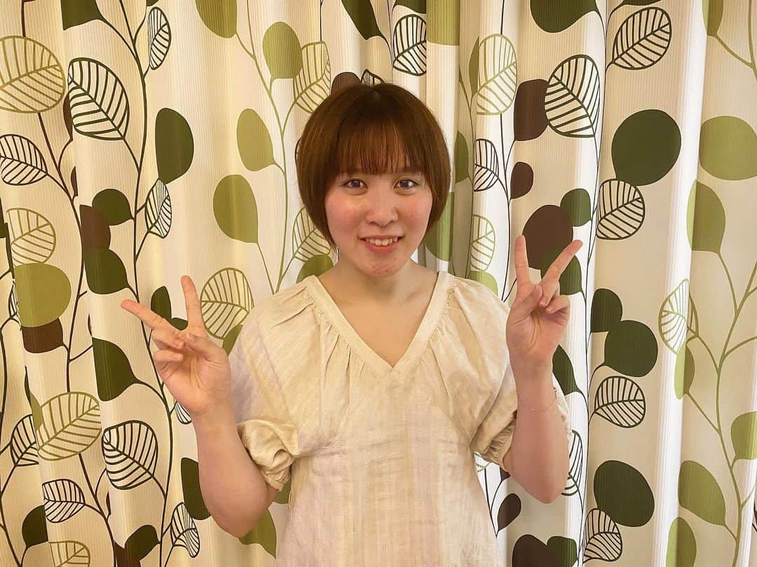 平野美宇さんのインスタグラム写真 - (平野美宇Instagram)「こんばんは✨ 今週はリモート取材を受けました！ 来週も頑張りましょう〜🤝  私服をいただいたのですが外で着れていないので室内ですが着てみました〜！ バルーンスリーブで袖がふんわりしていてかわいくてお気に入りです！  #マッシュホールディングス #SNIDEL #の提供でお送りしました」7月26日 23時45分 - miu_hirano