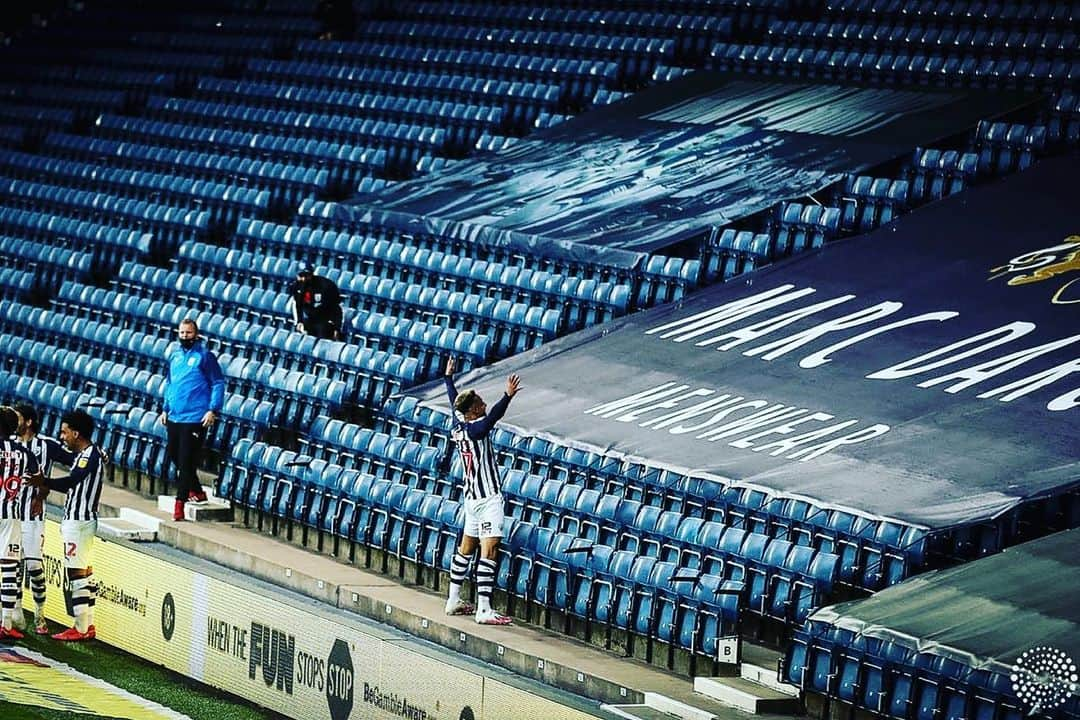 カラム・ロビンソンさんのインスタグラム写真 - (カラム・ロビンソンInstagram)「Nothing can top that feeling on Wednesday night!! It's been an absolute pleasure to play alongside these boys the last few months and to top it off with getting promoted was amazing!! Thank you to all the staff & of course all the fans who backed us all the way to the wire.  Job done ✅ Robbo❤️」7月26日 23時47分 - callumrobinson7