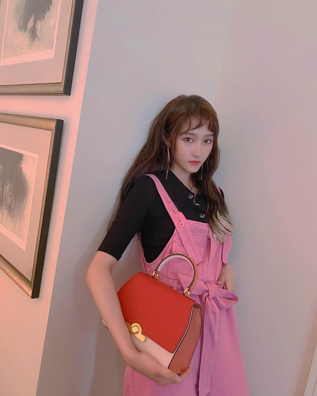 クアン・シャオトン（Guan Xiaotong）のインスタグラム：「💕 ✨ 😆」