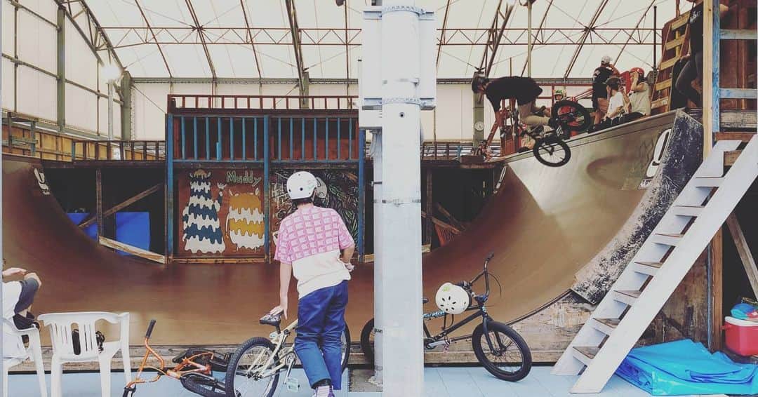 安床エイトさんのインスタグラム写真 - (安床エイトInstagram)「chill in the park. #gskatepark . #sunday #skatepark #actionsports #freelineskates #inlineskate #skateboard #bmx #bike #skate #kobe #yasutokobrospark #japan #weekend」7月26日 18時30分 - eitoyasutoko