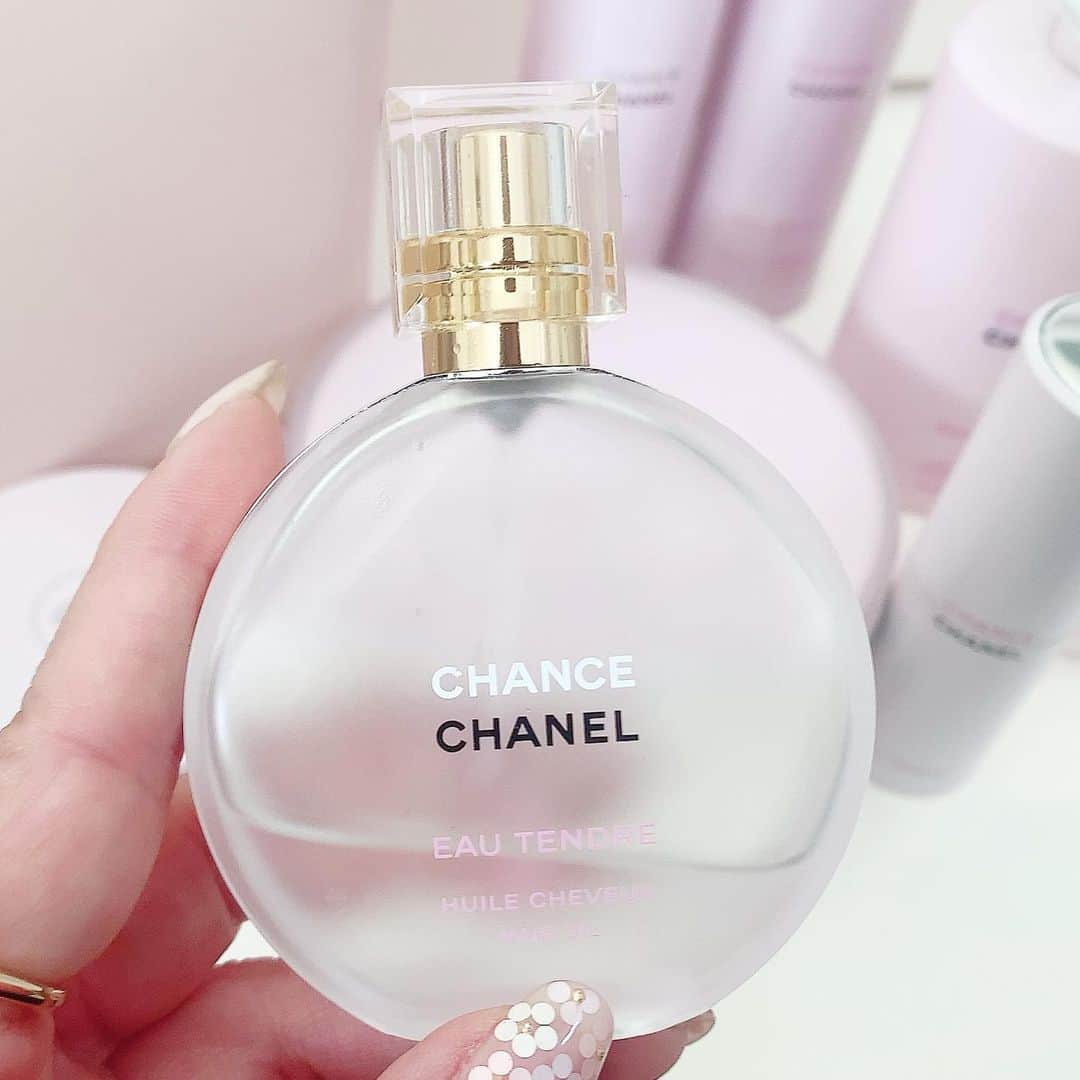 SPARAさんのインスタグラム写真 - (SPARAInstagram)「大好きなChanelのCHANCEのヘアオイル♡ 限定品だったみたいで買いに行ったらもう販売終了していた、、、 限定品ならもっと買いだめしとけば良かった〜！ いまの3本目で終了！！ また復活販売しないかなぁ〜  #CHANEL#CHANCE#CHANELCHANCE#ヘアオイル#Chanelchanceヘアオイル#チャンスヘアオイル#限定品#限定販売」7月26日 18時30分 - spara_aco