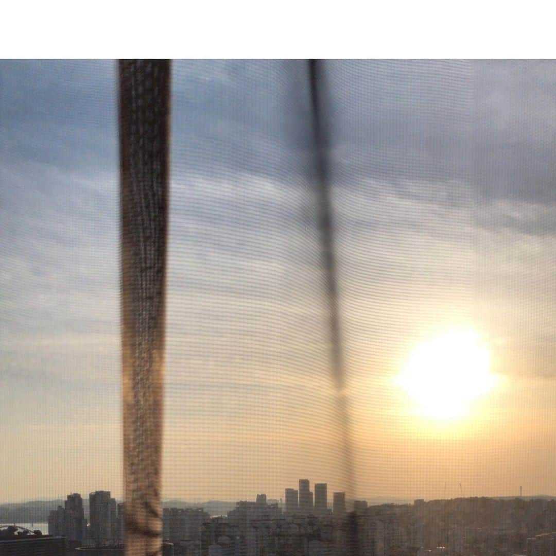 小林ようさんのインスタグラム写真 - (小林ようInstagram)「３つ前のポストの上半分。 . #cityview #sunset #curtain #小林寫眞室」7月26日 18時30分 - yoco12