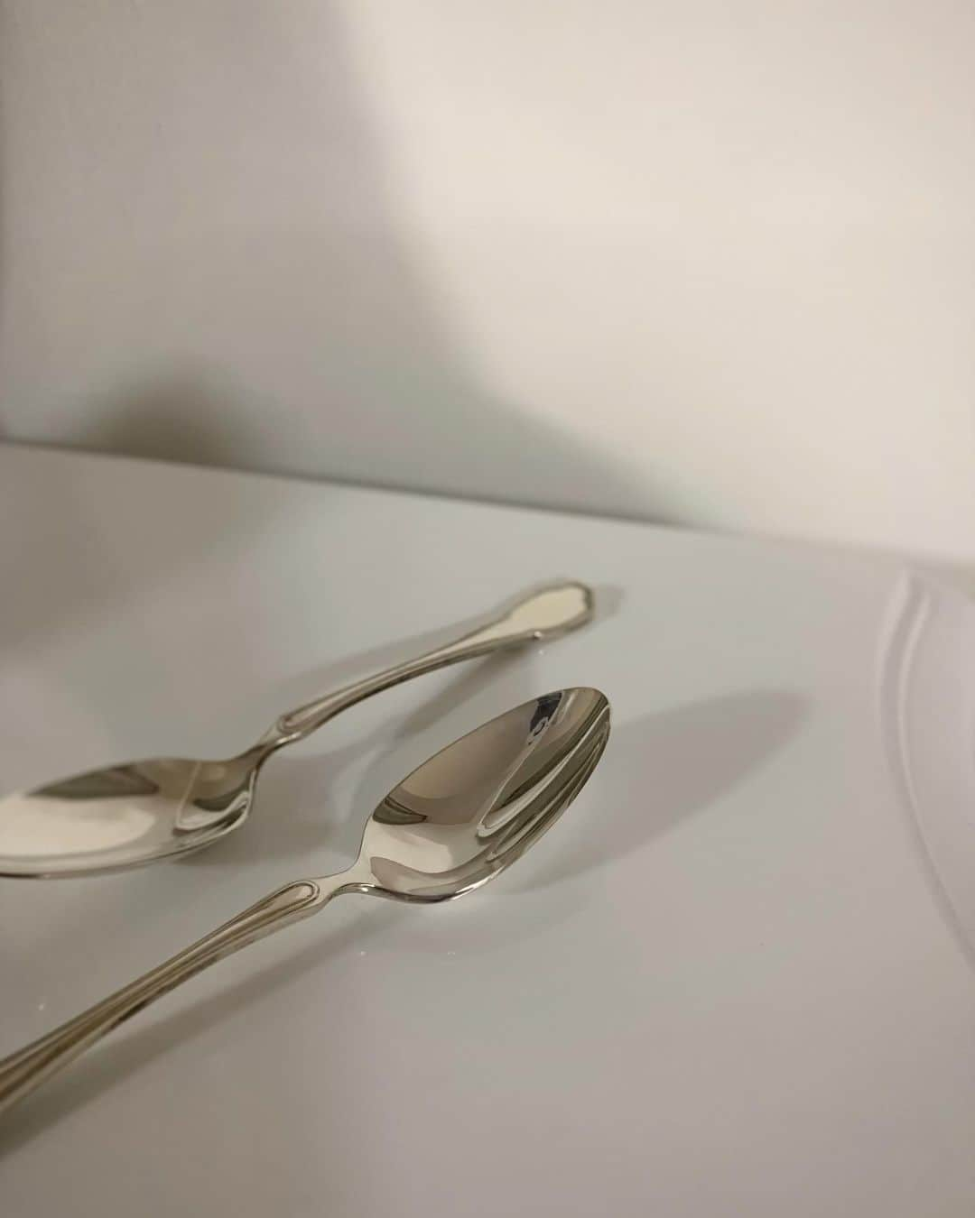 舞雛かのんさんのインスタグラム写真 - (舞雛かのんInstagram)「🥄.  silverware.  以前から使っている銀食器のスプーン.  色が変色してしまっていたのを磨きなおしたら ピカピカに✨.  これからもきちんとメンテナンスして 大切に使お‪☺︎‬.  #silverware #銀食器 #良いものを長く大切に」7月26日 18時30分 - mizho_601