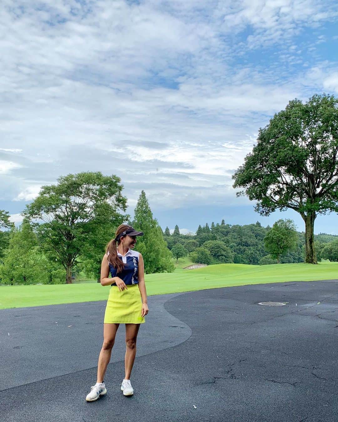 李 雨瀟さんのインスタグラム写真 - (李 雨瀟Instagram)「4連休最終日はゴルフへ⛳️ 朝から雨だったのに、ゴルフ場に着いたら晴れた〜😍🌈☀️✨ 最近ドライバーがへなちょこだけど、アプローチは格段に上手くなってきて嬉しいっ🥰❣️ 『同じ振り幅で』。『手ではなく、体の面で振る』。 今ならみんなのアドバイスが痛いほど分かる〜🥺!!! 初心者の時はなかなかできなくて悔し泣きをしたこともあったけど(笑)今なら落ち着いてできるからもうアプローチは怖くない😆🙌 . この蛍光スカート、めちゃ可愛くて褒められるん💕 ちょっと焼けた肌にぴったり☺️ . . #yuxiao_golf  #golf #golflover #golfswing #golfstagram #adidas #adidasgolf #newbalance #newbalancegolf  #ゴルフ好き #ゴルフコーデ  #ゴルフ女子  #アスリートゴルフ女子 #トレーニング  #ゴルフウェア #ニューバランス #アディダス　 #休日ゴルフ #おやすみゴルフ #ゴルフ好き　 #ゴルフバカ #ゴルフ女子コーデ #ニューバランスゴルフ」7月26日 18時24分 - yuisho_ri