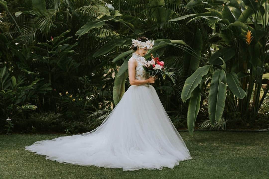25ans Wedding 公式 Bridesのインスタグラム：「今日は、ハワイで挙式したKEIさんのフォトをリポスト🌺 コンパクトなトップスとふんわりとしたスカートのバランスが美しい「プロノビアス」のドレスで、ボタニカルなおしゃれ花嫁に🌿」