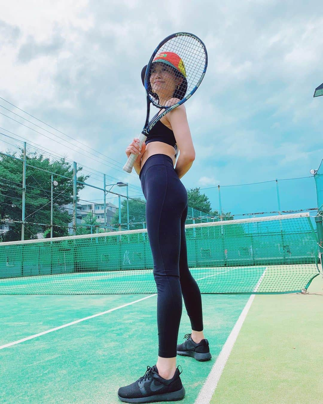 宮城舞さんのインスタグラム写真 - (宮城舞Instagram)「家族で何か始めたくて ついにテニス🎾🏸 はじめました✌️ バトミントン得意だったし バレー部だったから いけるだろうと思ってたけど まじむずい😂😂😂 でも楽しい🥺 こりゃ特訓です✊ 息子はとりあえず、ボール遊び兼監督で👦🏻 YouTubeも撮ってみたのでお楽しみに☺️🏸  サクッと帰宅して 早めのお風呂に入りまして もう寝る準備するだけな日曜日。 ずっと雨で運動不足だったので とても体も心もスッキリ☺️  とりあえず早く梅雨明けて😂☔️ 気圧だけでも なくなってください😂  #sunday #テニス  #運動着は #我が家は全般的に #nike多め #背中のお肉はご愛嬌」7月26日 18時24分 - mai_miyagi