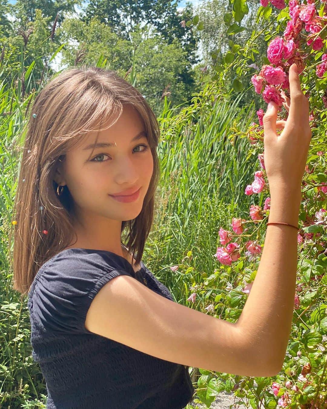 サクラ・キルシュさんのインスタグラム写真 - (サクラ・キルシュInstagram)「Taking time to smell the roses ♡ . クナイプのハーブガーデンに行ってきました。クナイプは日本でも有名ですよね！バスソルトお土産に持っていくといつも喜ばれるの💕 今の時期はバラも満開🥀 . #roses #rosegarden」7月26日 18時28分 - sakura_kirsch