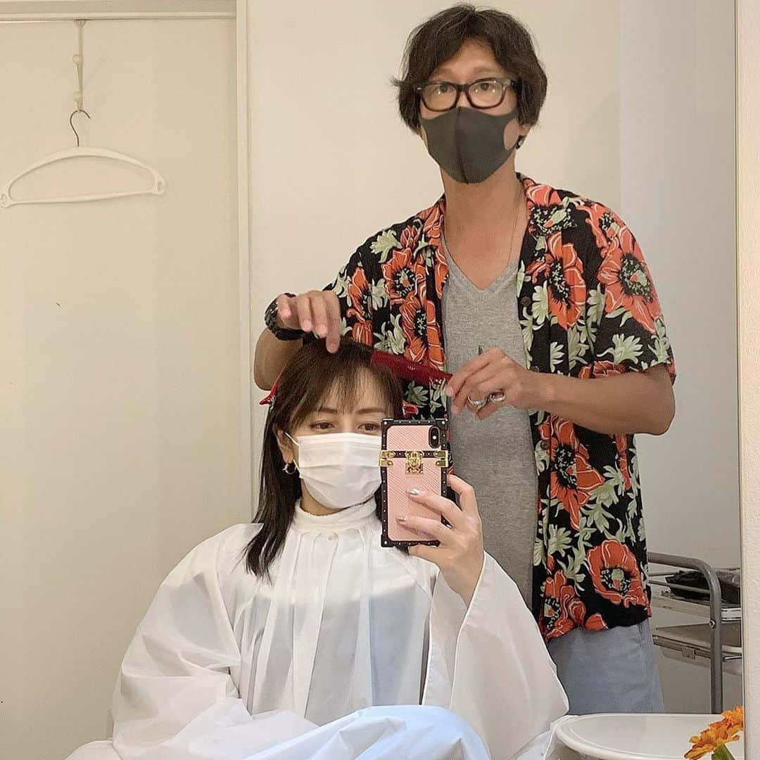 矢田亜希子さんのインスタグラム写真 - (矢田亜希子Instagram)「息子と2人でヘアカットへ‼︎ 意外と難しい私たちのヘアカット。息子も私も松本さん任せ。 #ヘアカット#美容院#fiorista #直毛#しっかり髪#多毛#前髪は慎重に#松本さん#iphoneケースはまだこれ使っています @louisvuitton  期末試験も終わりゆっくり休日〜」7月26日 18時35分 - akiko_yada