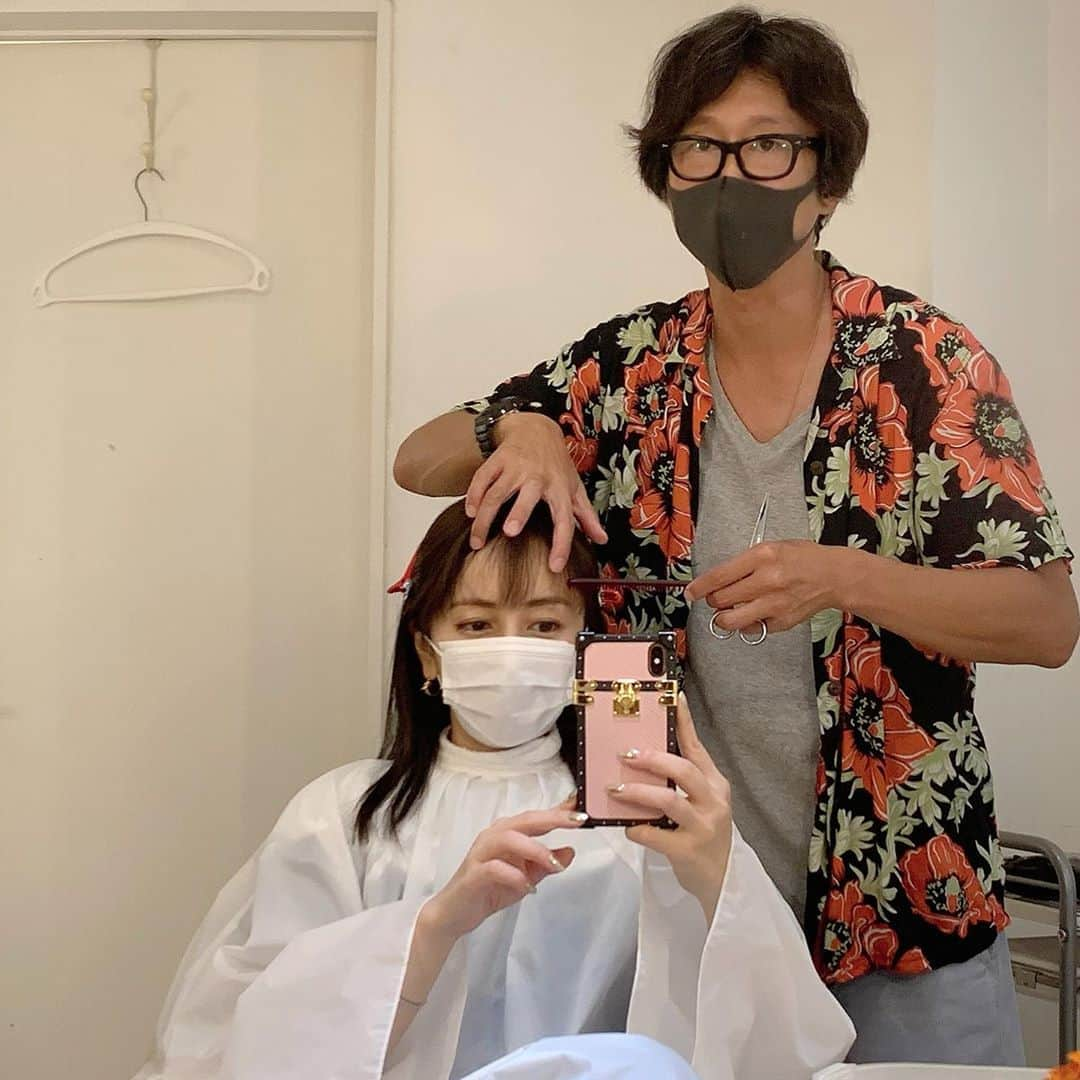 矢田亜希子さんのインスタグラム写真 - (矢田亜希子Instagram)「息子と2人でヘアカットへ‼︎ 意外と難しい私たちのヘアカット。息子も私も松本さん任せ。 #ヘアカット#美容院#fiorista #直毛#しっかり髪#多毛#前髪は慎重に#松本さん#iphoneケースはまだこれ使っています @louisvuitton  期末試験も終わりゆっくり休日〜」7月26日 18時35分 - akiko_yada