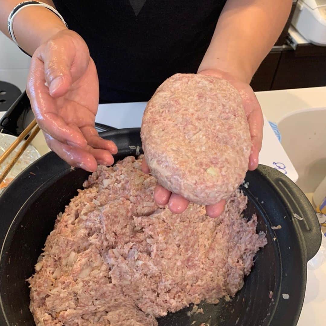 星野光正のインスタグラム：「昨日の我が家の晩御飯は手ごねハンバーグ。  なんと！  出来上がりの写真を忘れると言う。。  #プロダーツプレイヤー #ダーツインストラクター #ダーツ #星野光正 #星野飯 #三児のパパ #アラフォーパパ #料理好き」