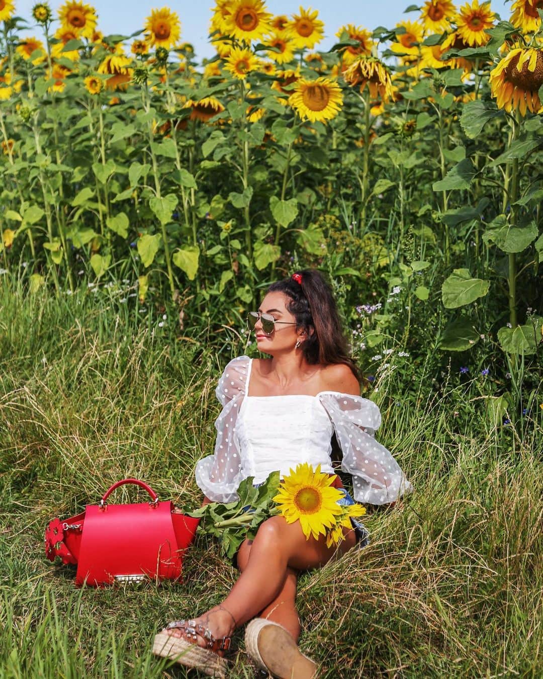 Anniのインスタグラム：「Advice from a sunflower: Be bright, sunny and positive. Spread seeds of happiness. Rise, shine, and hold your head high 🌾🌻☀️✨❤️💋#happysunday #weekendvibes {outfit post is up on my blog}——————————————————————————— • • • • •  #outfit #fashion #fashionblogger #ootd  #shopbop #fashionblogger_de #blogger #inspiration #inspo #girl #me #look #ig #kissinfashion #americanstyle #stuttgart #liketkit #love #germany #naturelover」