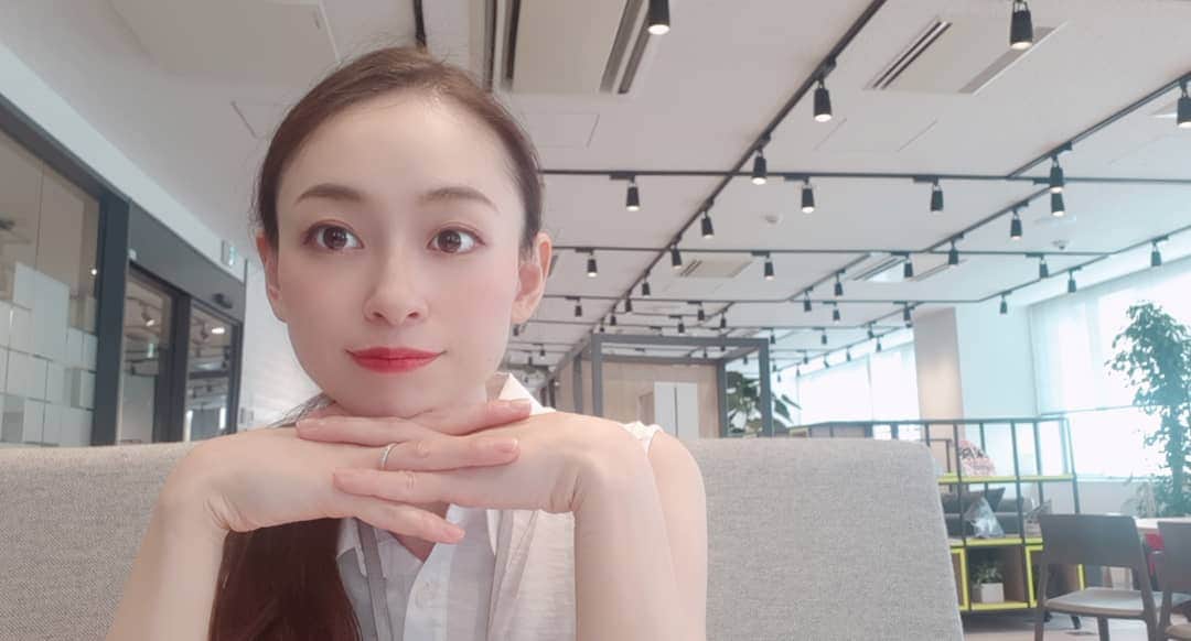 瞳ゆゆのインスタグラム：「電話で｢テンション低いけど寝てました！？｣って言われた😂笑  いや、普通だよ！ きっと、イヤホンマイクがご機嫌ななめだったに違いない。笑  これから、あかりちゃんのファンミーティングです🌸 是非、参加してくださいねー✨  #白姫あかり #ファンミーティング #メイク #ヘアアレンジ #ヘアアレンジ解説 #theory #セオリー」