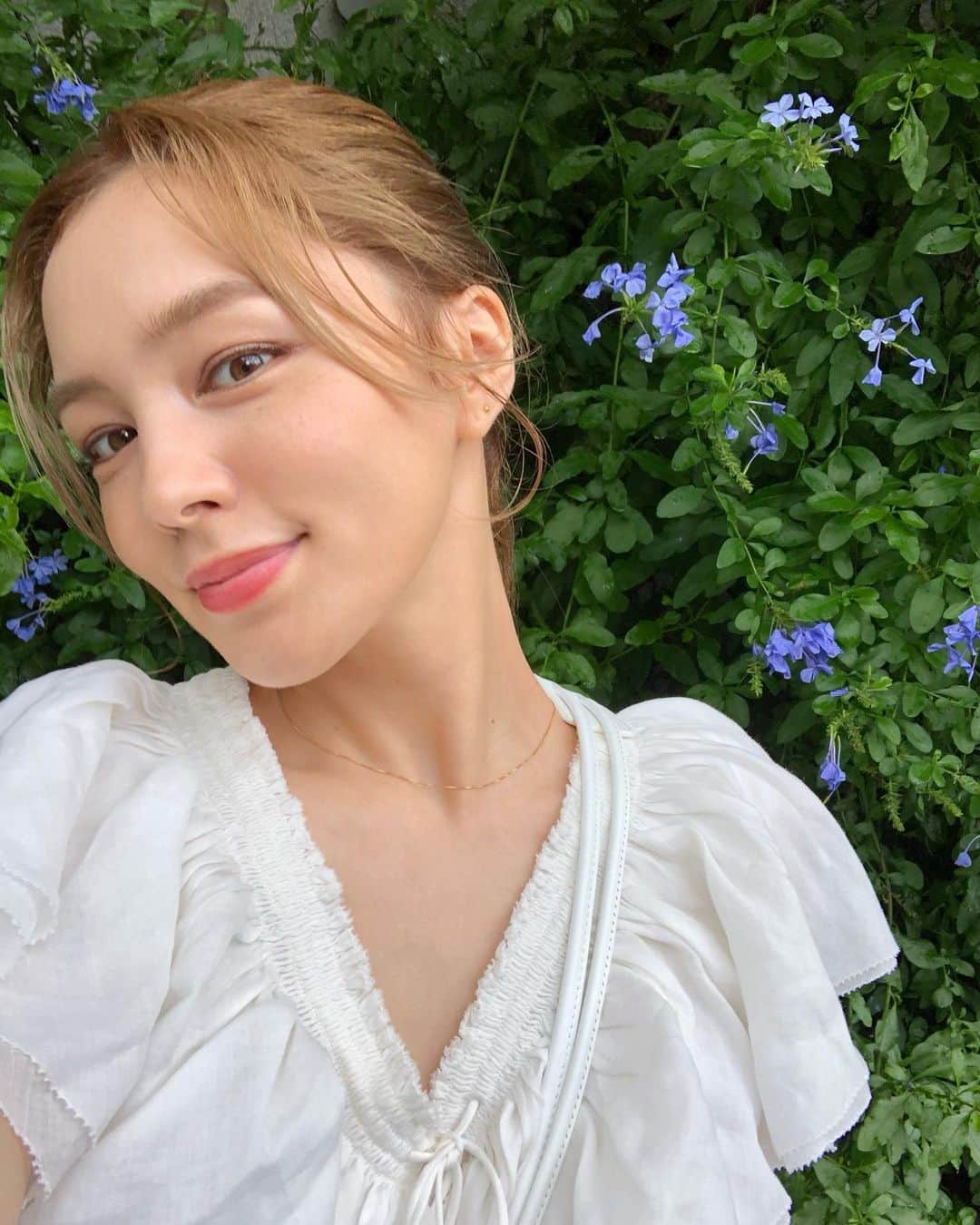 ステファニーのインスタグラム：「🦋🌿 今日の撮影ヘアメイク とってもナチュラルで 肌感ぐっどでした♡。」