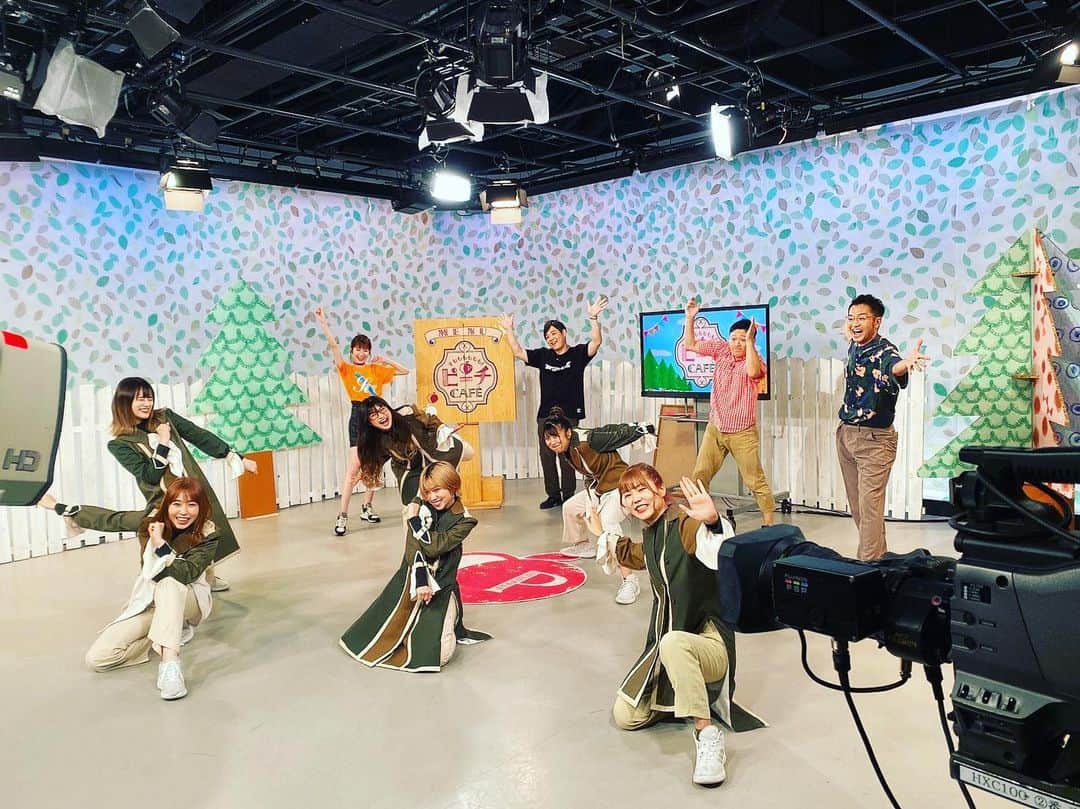 のインスタグラム：「昨日放送の「ピーチカフェ」の一枚を😆 川田ちゃん＆やのぱんさんに ピーチーズに混ざって 毎月楽しく 参加させて頂いてます😃 今月からライセンス藤原さんも レギュラーに😊 スタジオでのサプライズ発表を スタッフさんが演出されていたのに 僕が楽屋から出て コンビニに行くタイミングが ちょうどスタジオ入りされる時間と かぶっていたようで💦 道で3人のスタッフさんに 囲まれて「ちょっと打ち合わせを」 「え！道でですか？」 「そうなんです、あのコーナーの」 ハラハラさせてすみませんでした（笑） 来週の放送もお楽しみください😆 #ytv #ビーチカフェ」