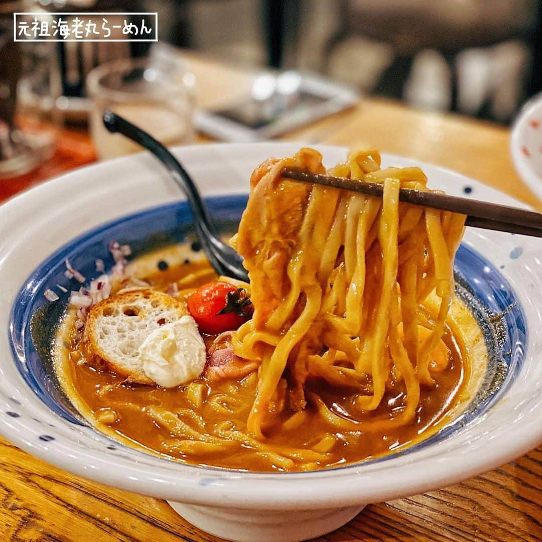 4foodie, for foodieさんのインスタグラム写真 - (4foodie, for foodieInstagram)「📍️Tokyo, Japan 海老丸らーめん / 元祖海老丸らーめん / ¥880(税込) 美味程度(おいしさ)：🌕️🌕️🌕️🌕🌑 環境衛生(店内環境)：🌕🌕🌕🌑🌑 服務態度(サービス度)：🌕🌕🌕🌗🌑 再訪意願(リピート率)：🌕🌕🌕🌑🌑 🗺 	東京都千代田区西神田2-1-13 十勝ビル 1F  🚇 神保町駅 A4出口 / 水道橋駅 東口 ☎️ 050-5597-1835 (予約不可) ⏰ (平日)11:30～15:00/18:00〜22:00 (週末・國定假日) 11:30〜20:00 🍽2020.07.03 到訪用餐 💡補充💡網路評價頗高的拉麵店🍜結合法式料理，拉麵主要以蝦子為湯底🦐湯頭非常的濃厚，與其說拉麵很像是在吃義大利麵🤣上面一小塊cream cheese拌進湯裡吃起來的味道會些許不同！麵吃完後可以+¥300有小碗的燉飯配上湯汁一起吃哦👌滿滿的起司覺得罪惡🧀️🤤 #4foodie #4foodieinjapan #Tokyo #japan #神保町 #水道橋 #神保町ランチ #ラーメン  #日本美食 #拉麵 ©版權所有，不得轉載copyrights reserved」7月26日 18時57分 - 4foodie