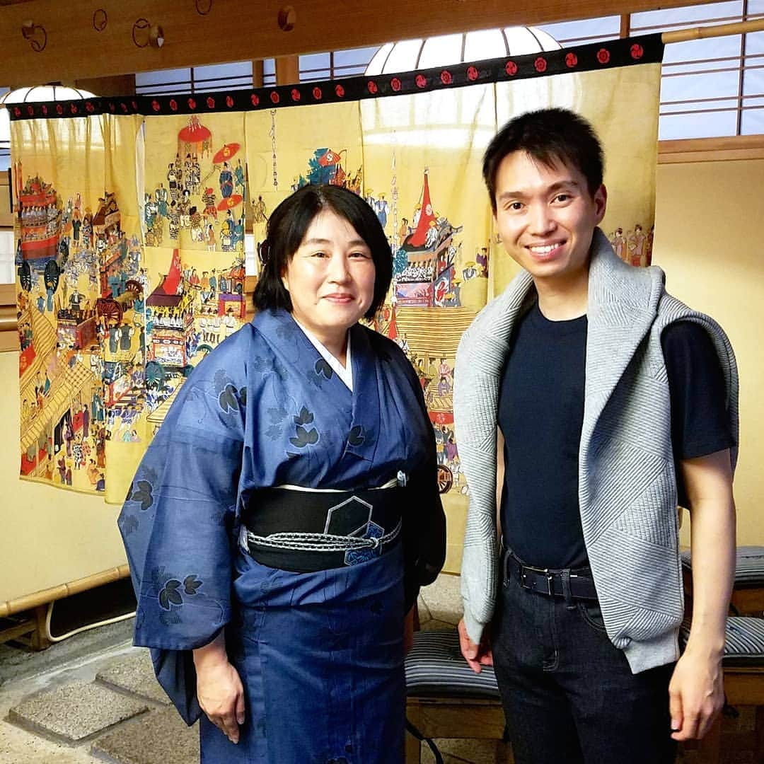 古村勇人さんのインスタグラム写真 - (古村勇人Instagram)「権太呂本店では、久しぶりに女将さんと再会！いつお会いしても優しい笑顔が印象的です。今年は残念ながら中止となりましたが、素敵な暖簾からは祇園祭の鐘の音が聞こえてきそうでした。﻿ ﻿ 京都に行った時にはもちろん、お取り寄せのメニューも商品開発力が素晴らしく、京のおもてなしを心ゆくまで堪能できます！！﻿ ﻿ 権太呂 本店﻿ 〒604-8053﻿ 京都府京都市中京区麸屋町通四条上ル﻿ TEL 075-221-5810﻿  ﻿権太呂オンラインショッピング﻿ http://gontaro.co.jp/shop/index.html﻿ ﻿ #古村勇人 #権太呂 #京都権太呂 #老舗 #そば #蕎麦 #うどん #女将 #女将さんが素敵 #笑顔 #暖簾 #のれん #木村英輝 #祇園祭絵図屏風 #祇園祭 #祇園 #祭り #祭 #鐘の音 #祇園囃子 #コンチキチン #お取り寄せ #メニュー #権太呂鍋 #京のおもてなし #パーカー #ZARA #そうだ京都へ行こう #京料理 #京都」7月26日 19時00分 - hayato.furumura