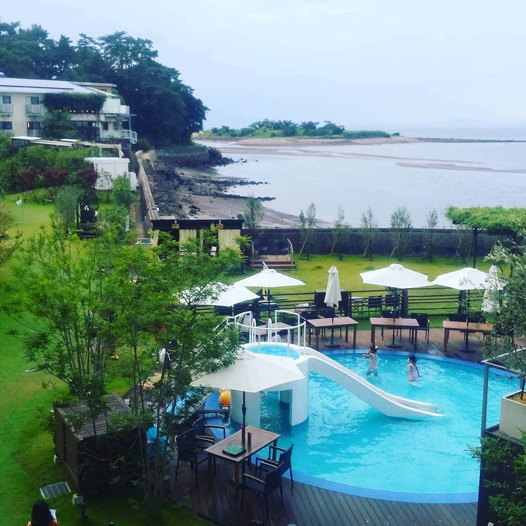 のインスタグラム：「こんにちは(*^^*) 島原温泉ホテル南風楼でございます(^^) ・ 大賑わいの四連休～。 強い雨の時もありましたが、 プールや、中庭、館内、 たくさんの楽しそうな声が 響きました🎶 ・ 大切な人との、大切な思い出。 ・ 南風楼で、皆様の時間を使って頂けて、 とてもうれしいです(*´∀｀) ・ そろそろ、夏の始まり🌻🎇 ・ 皆様のお越しを、お待ちしております(*´∀`)♪ ・ #九州 #長崎 #島原 #雲仙 #島原温泉 #温泉 南風楼 #ホテル南風楼 #楽しい #最高 #カップル #女子会 #インスタ映え #家族旅行 #旅行 #日帰り旅行  #onsen #happy #travel #nagasaki  #青空 #夏 #絶景 #家族 #夏休み  #海  #素敵な景色 #プール」