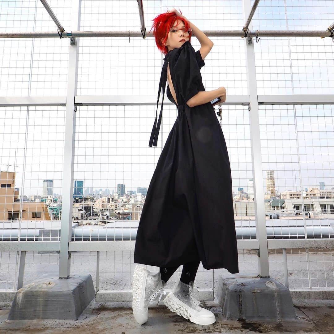 si ouxのインスタグラム：「なかなか晴れの日がなくて屋上シリーズ撮影むずい今日この頃。。﻿梅雨8月までつづくかな？﻿ ﻿ それでもなんとかわずかな晴れ間みつけて撮りました☀️﻿ 背中出したのしい！﻿ 今月も全身脱毛(首上以外)行ってきたのでつるつるに。﻿ 今回で7回目、もうかなり生えにくくなってきました！﻿ こういう服、気兼ねなく着れるのうれしい。﻿ ﻿ そして！MAGARIMONO @magarimono_official のお靴・・・！！！﻿ ﻿ ﻿ #きょうの太陽浴﻿ ﻿ ﻿ @tcbginza @tcb_nagamine﻿ #医療脱毛ならTCB東京中央美容外科 #美容整形ならTCB東京中央美容外科 #東京中央美容外科 #美容外科 #銀座 #東京中央美容外科銀座院 #永峯祥子 #医療脱毛 #レーザー脱毛 #メディオスター #メディオスターNext脱毛 #全身脱毛 #PR﻿ #magarimono_official」