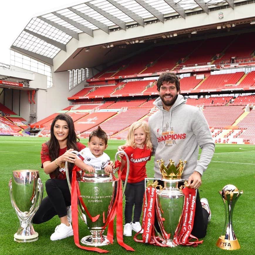 ナタリア・ベッカーのインスタグラム：「Eis a nossa *tão sonhada* foto em família (pessoalmente) com a taça da Champions. Como a maioria aqui sabe, quando Alisson ganhou a Champions League eu e Helena estávamos no Brasil porque não era seguro, por já estar com 37 semanas de gravidez do Matteo, eu viajar para a final. Foi difícil. Deus trabalhou na minha vida, me moldou, me esmagou, me ensinou lições: não sou, não são minhas vontades primeiro. Sou mãe. Exercitei a PRUDÊNCIA, aprendi sobre RESILIÊNCIA. Me senti já muito honrada e amada quando Alisson fez aquele Facetime na hora da entrega da taça. Mas agora, mais de 1 ano depois, Deus nos deu esse momento: A foto foi mais perfeita do que eu poderia imaginar, com nosso Matteo dentro da taça...Deus sempre faz assim, Ele sempre faz mais! Obrigada Paizinho, mais uma vez, me senti sendo pega no colo! ❤️🏆」